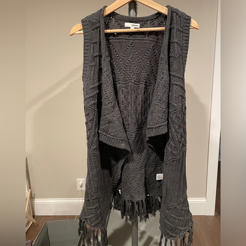 Gray sweater to layer this fall/winter. Thick, great quality. Size S.